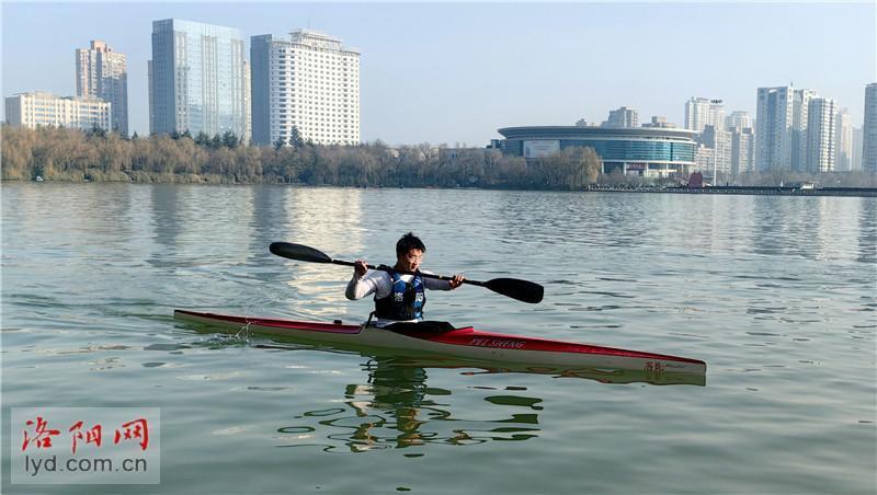 皮划艇选手劈波斩浪，驰骋江河的简单介绍