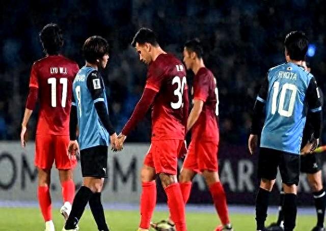 世俱杯-裁判误判引争议，球迷怒怼