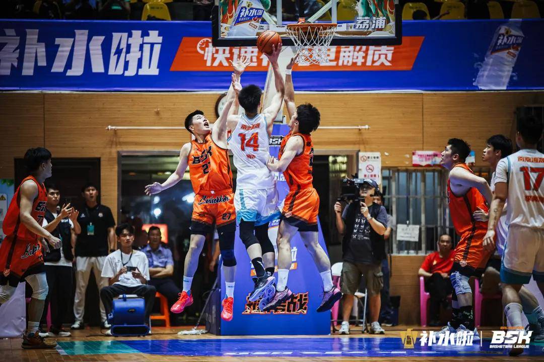 世俱杯直播-精彩绝伦赛况揭幕，球场戏剧性十足的简单介绍