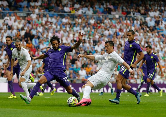 包含皇马vs马拉加：稳固榜首位置的词条