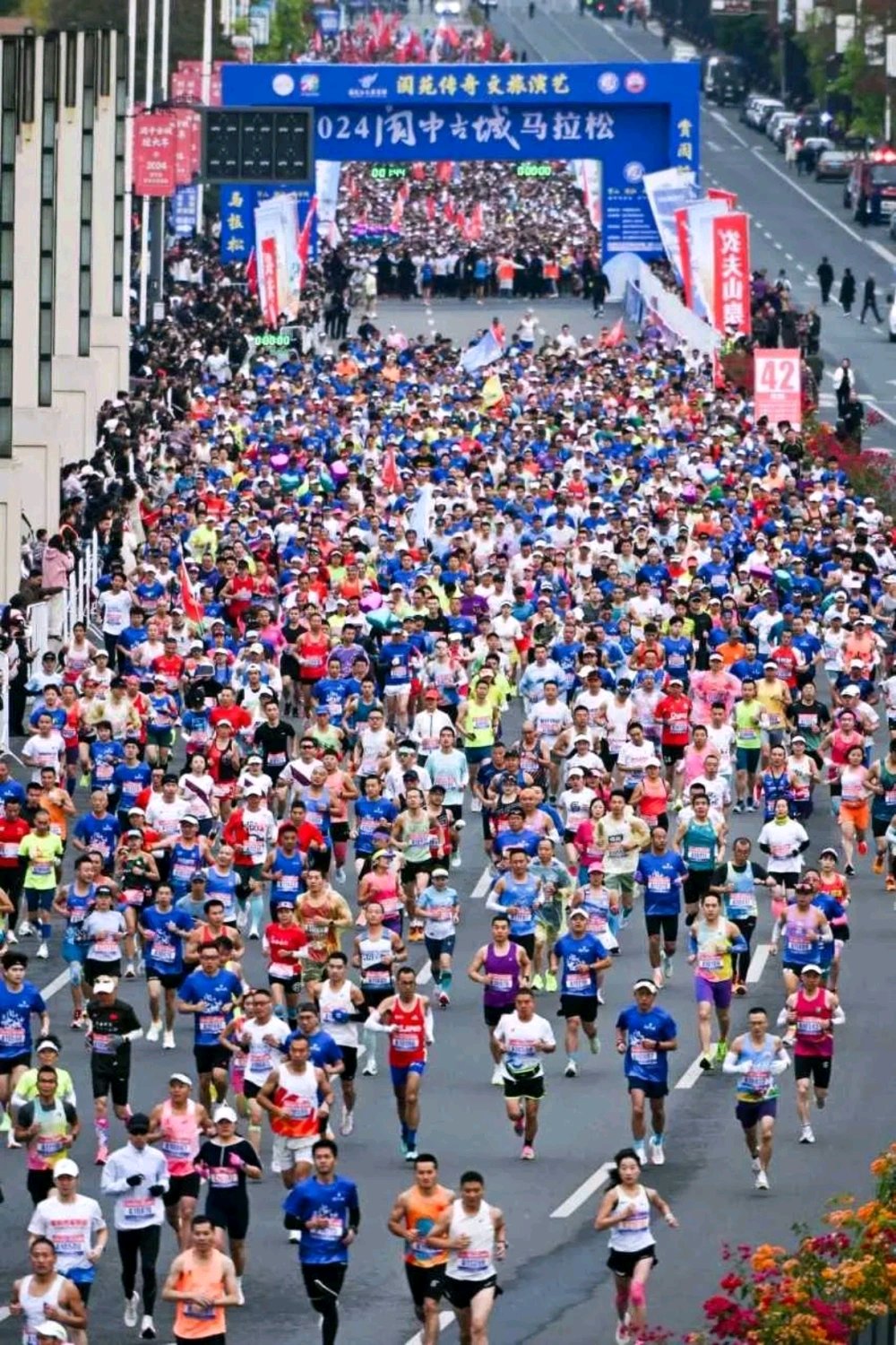 运动员拼尽全力，向着胜利冲刺终点