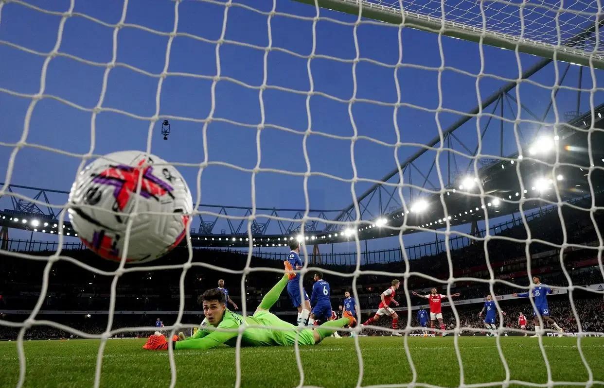 关于切尔西大胜西布朗，保持榜首位置不变的信息