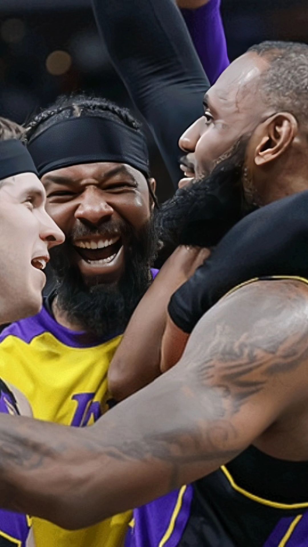 包含詹姆斯再度压哨绝杀，带领球队拿下胜利的词条