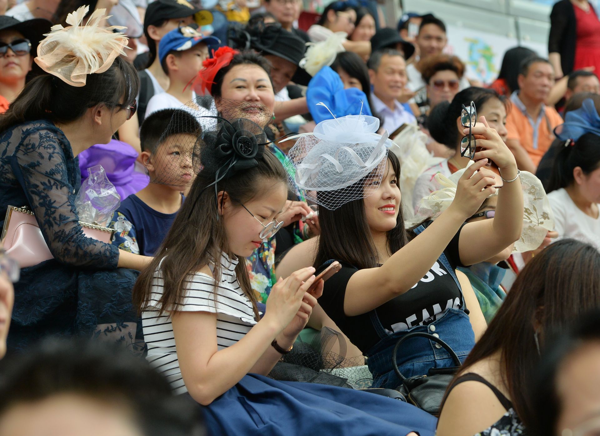 匈牙利女足队伍精神抖擞，奋力拚搏