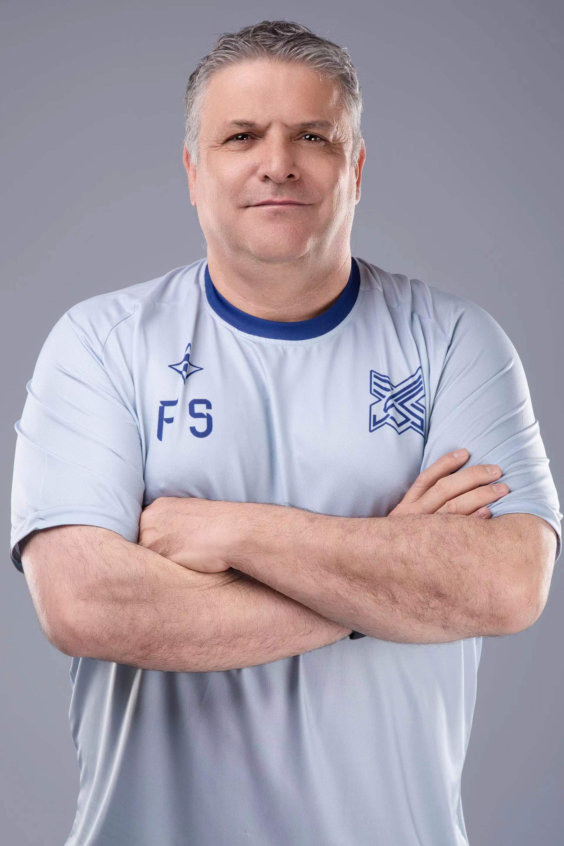 国际足球队教练换帅，球员适应新教练指挥