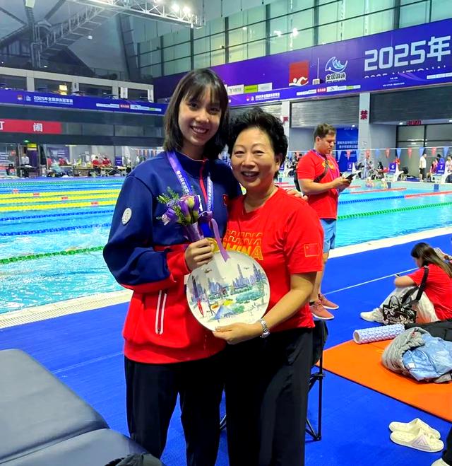 包含游泳比赛激烈角逐跳进泳池争夺冠军的词条