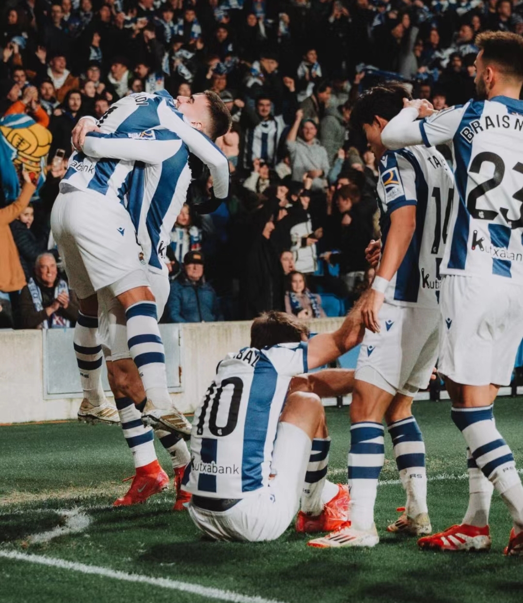 世俱杯冠军-巴塞罗那顽强逆转，晋级下一轮