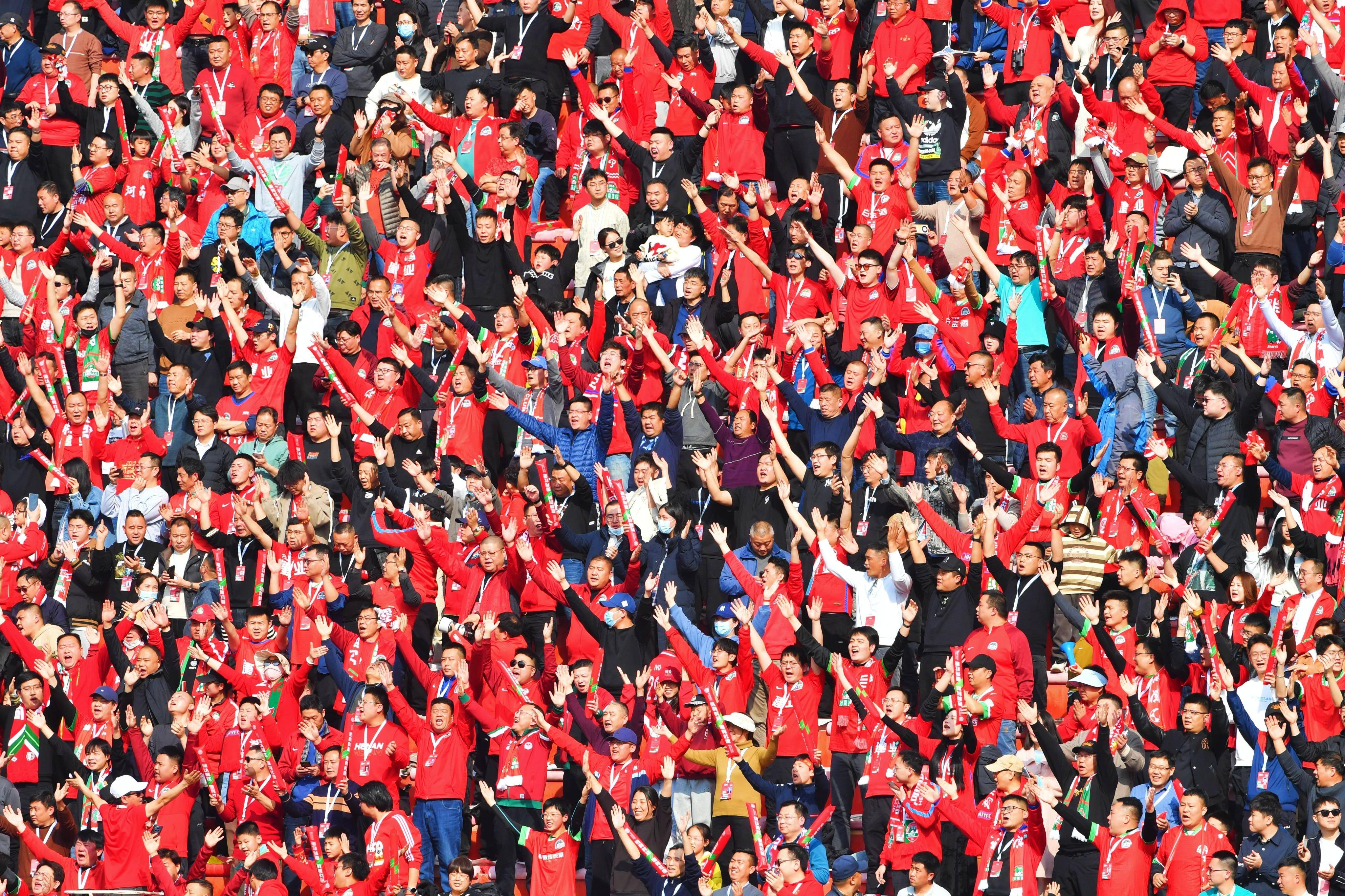 世俱杯2025-现场球迷为球队加油助威，双方皆发挥出色