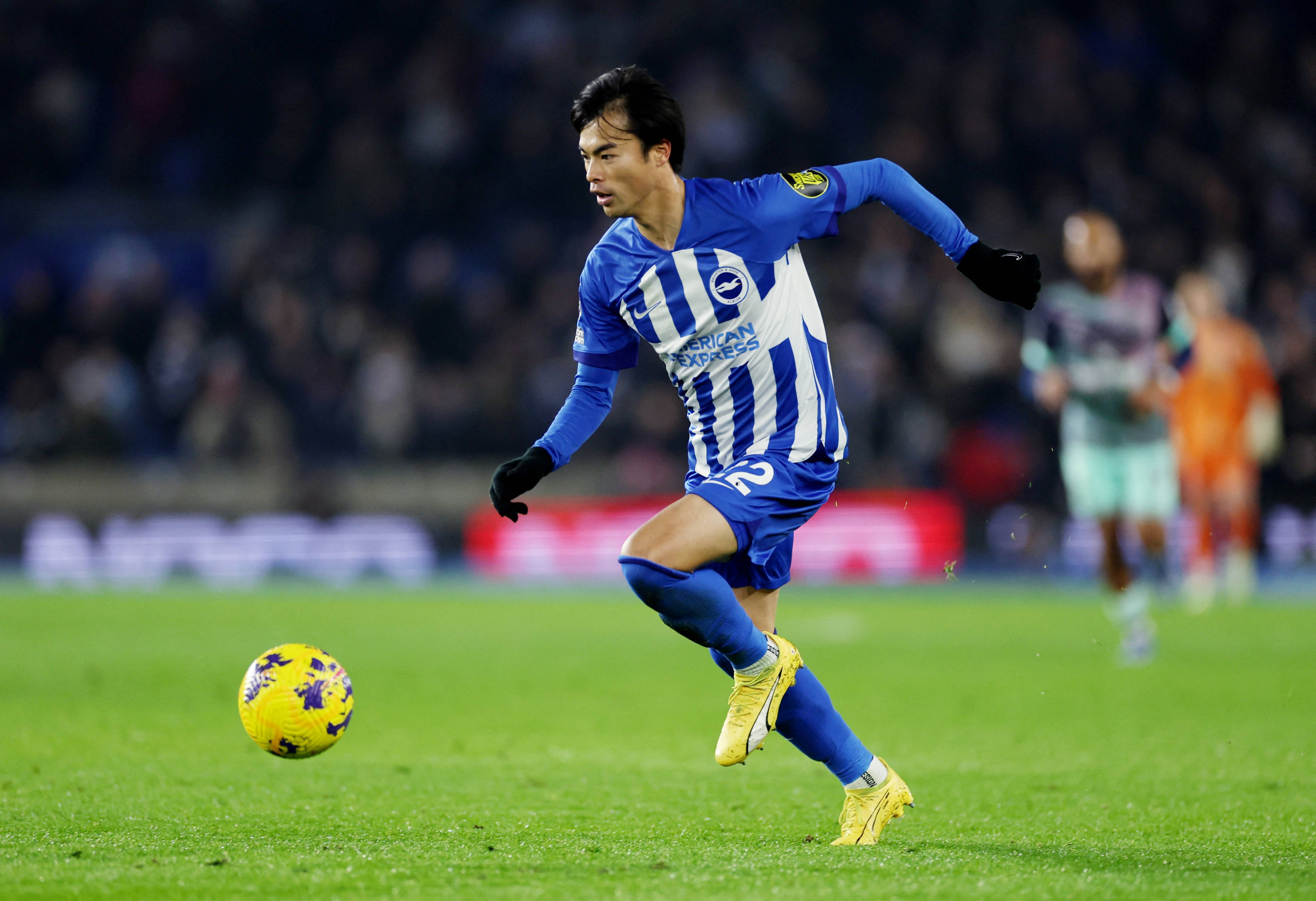 包含布莱顿主场保持不败，稳定积分领跑集团的词条