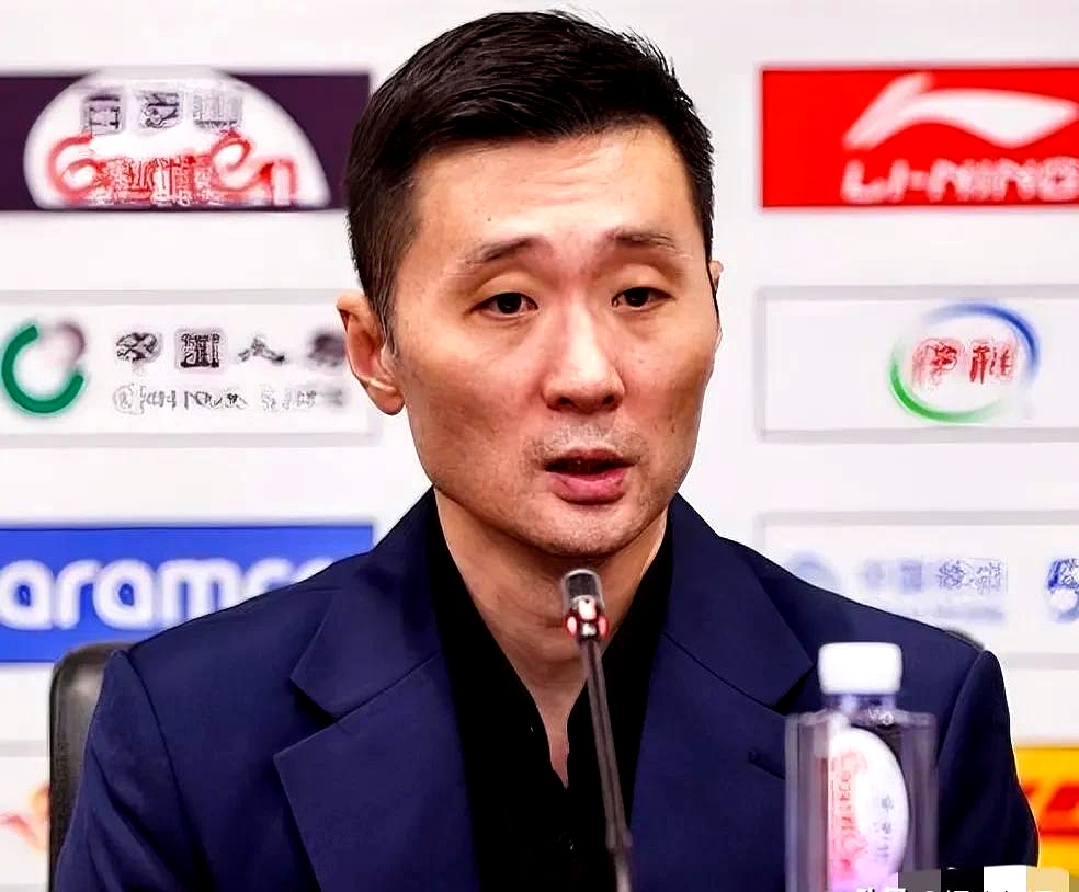 包含慕尼黑1860俱乐部暂时失去头把交椅，球迷情绪低迷的词条