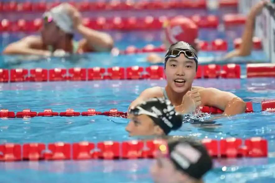 日本游泳选手打破自身纪录，夺得金牌