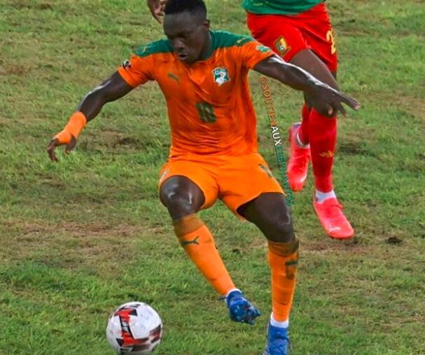 科特迪瓦队球员团结一致，晋级下一轮