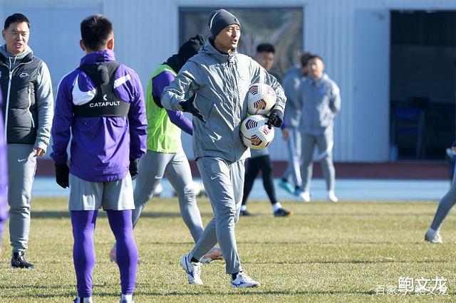 包含足球明星云集，热血战场即将展开的词条