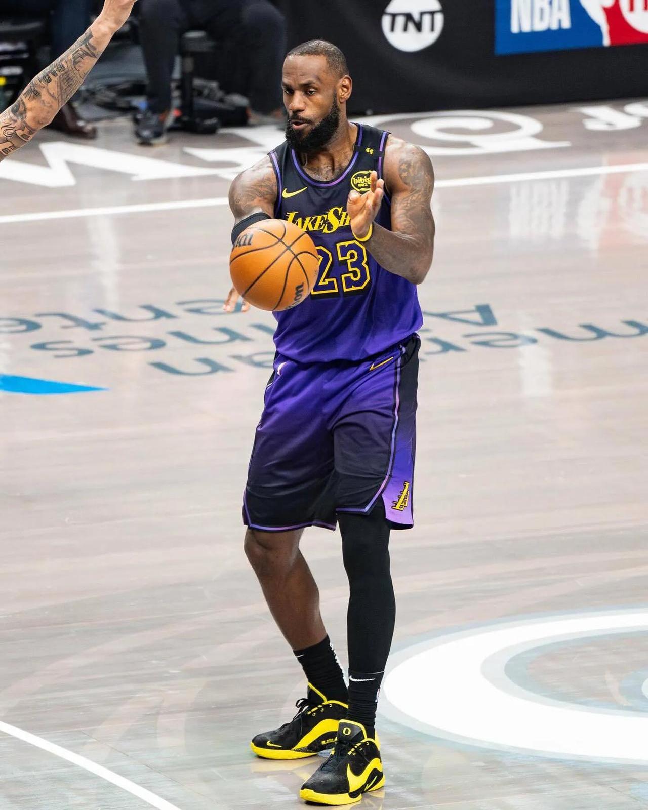 世俱杯冠军-湖人队新赛季冲劲十足，詹姆斯成为关键人物