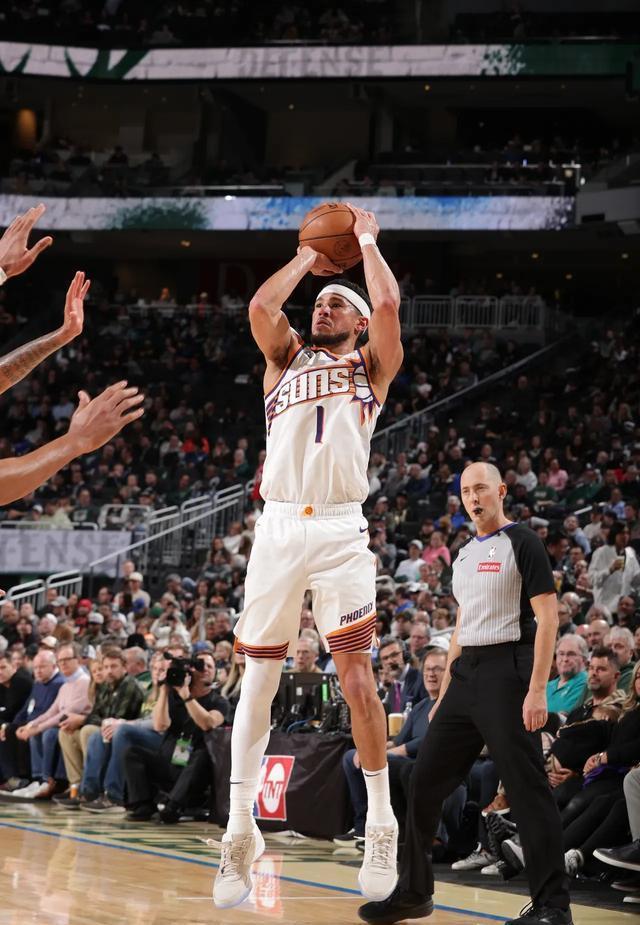 关于雄鹿绝杀广东队，布克高光表现的信息