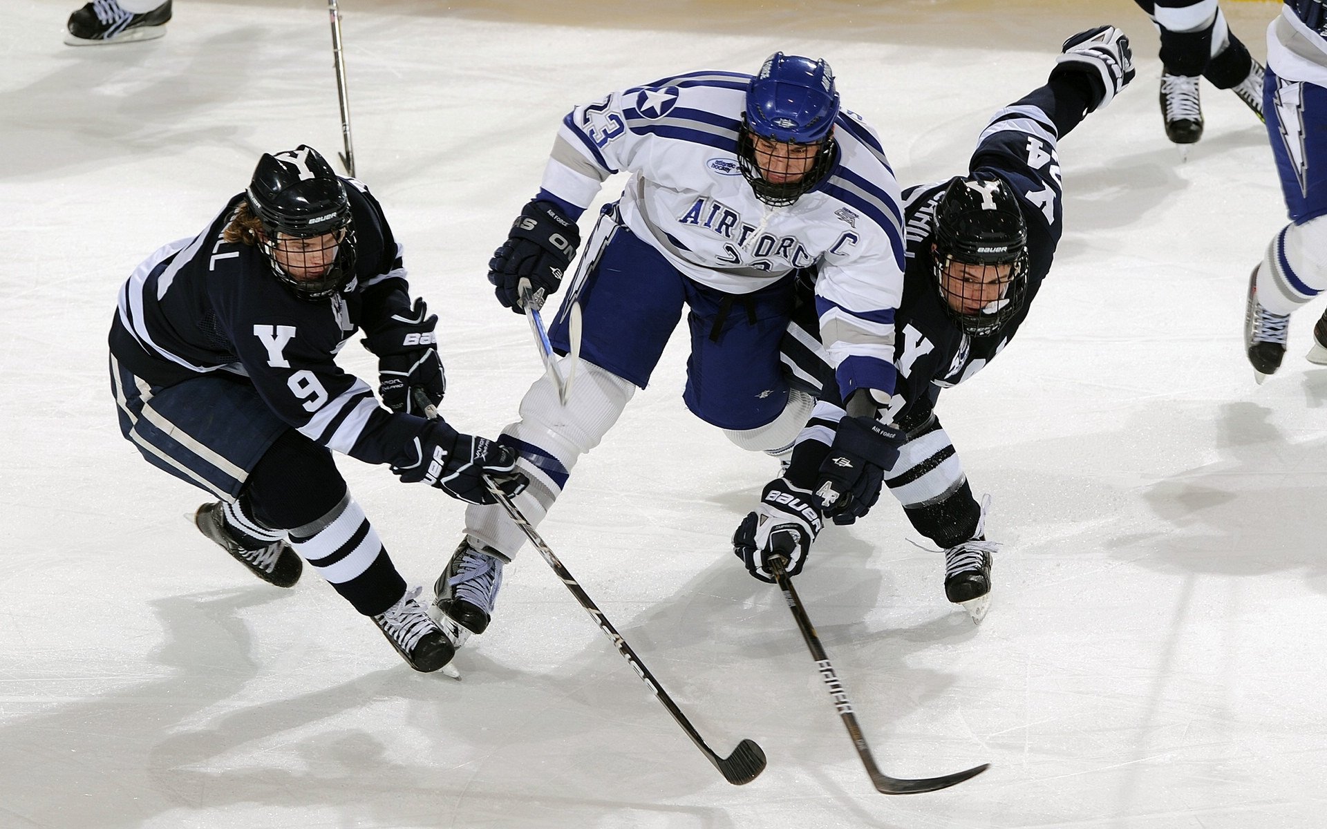 钢铁牢笼锁死魔术！布克冷血42分上演关键先生独角戏